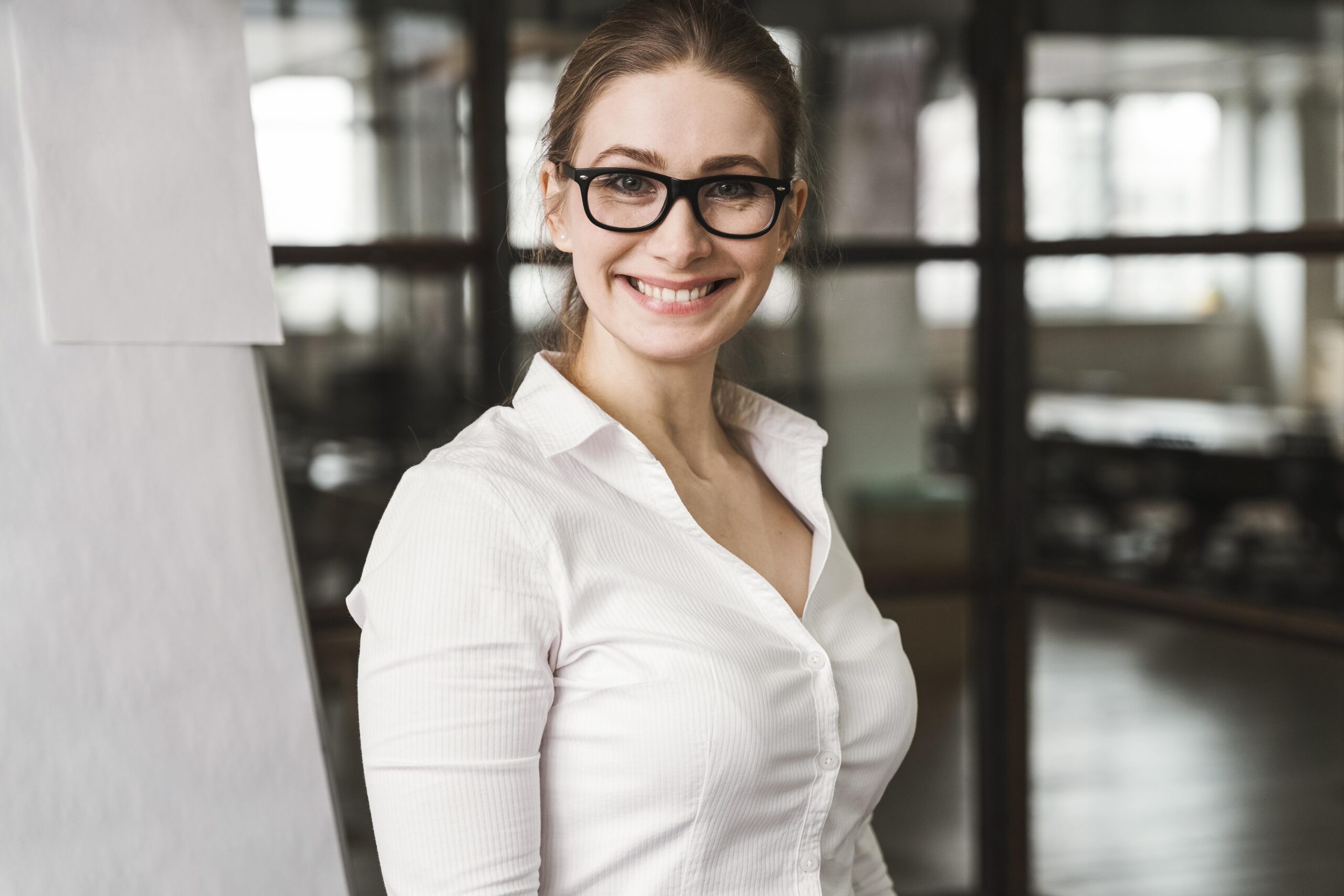 smiley-professional-businesswoman-with-glasses-presentation